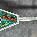 Saxon - Pin / Badge - Guitar prism pin