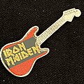 Iron Maiden - Pin / Badge - Iron Maiden Glitter logo guitar shaped badge