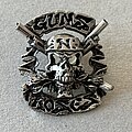 Guns N' Roses - Pin / Badge - Guns N' Roses Iron Maiden Skull and pistols cast badge