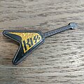 Kiss - Pin / Badge - Kiss Flying V guitar pin