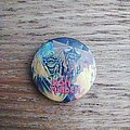 Iron Maiden - Pin / Badge - Iron Maiden NotB single artwork heads badge- 25mm