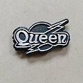 Queen - Pin / Badge - Queen Lightning logo silver plastic badge