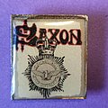 Saxon - Pin / Badge - Saxon - Strong Arm Of The Law. Metal & Glass Badge