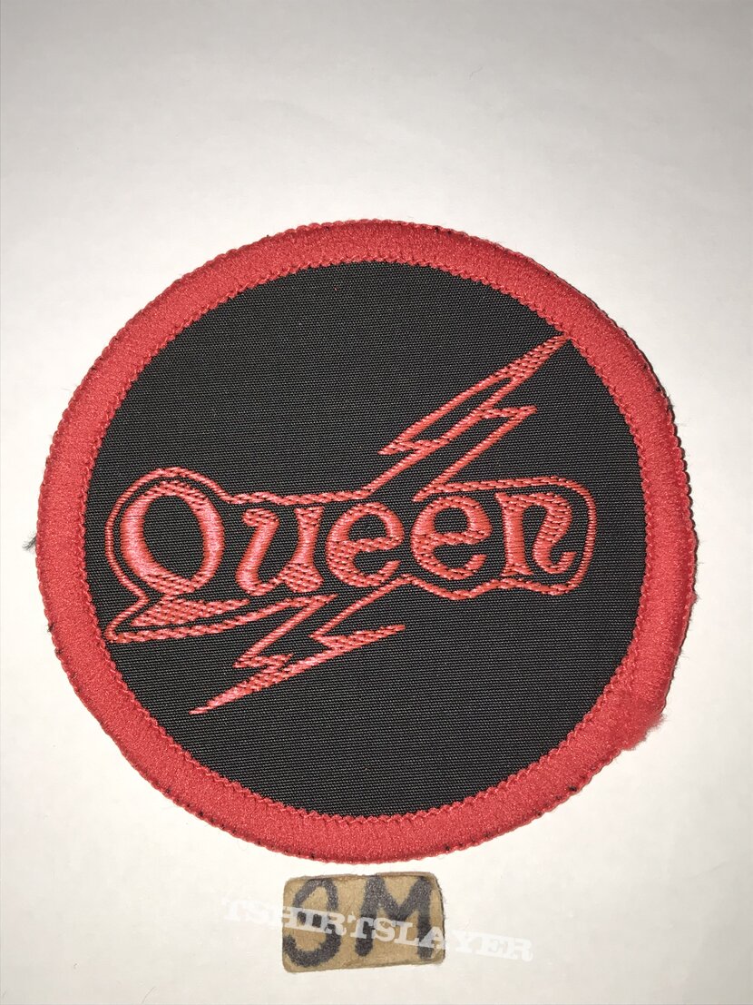 Queen circle patch red border 