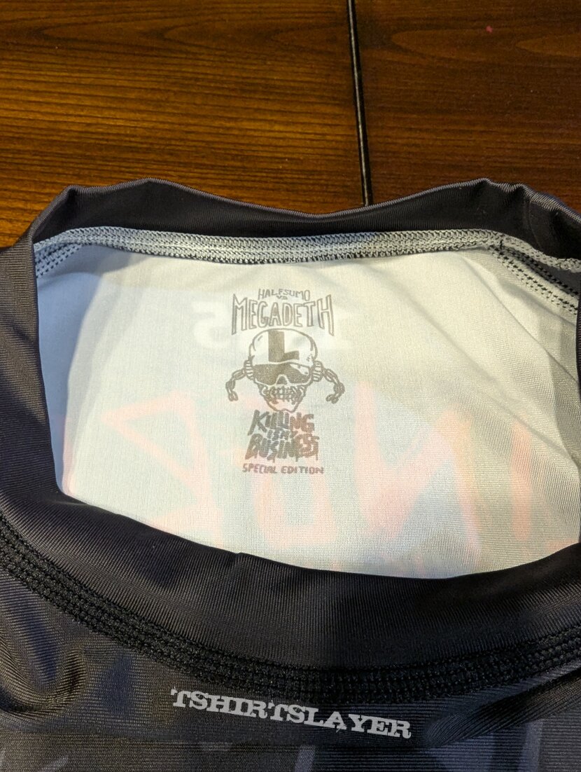 Megadeth 2025 Rattlehead Rashguard (HalfSumo) Megadeth 2025 Rattlehead Rashguard (HalfSumo)