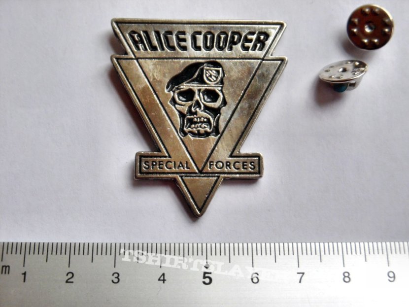 Alice Cooper shaped pin badge  n4