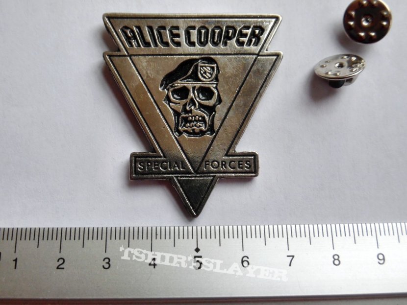 Alice Cooper shaped pin badge  n4