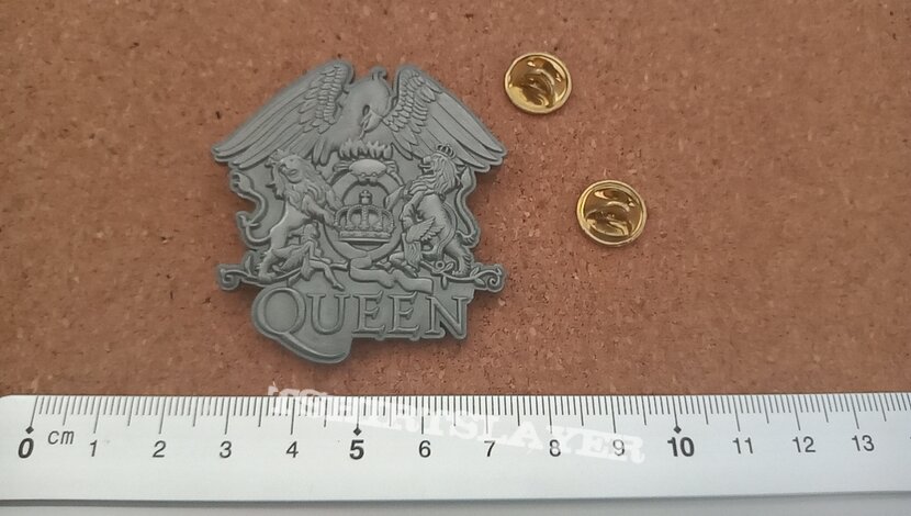 Queen new pin badge n7