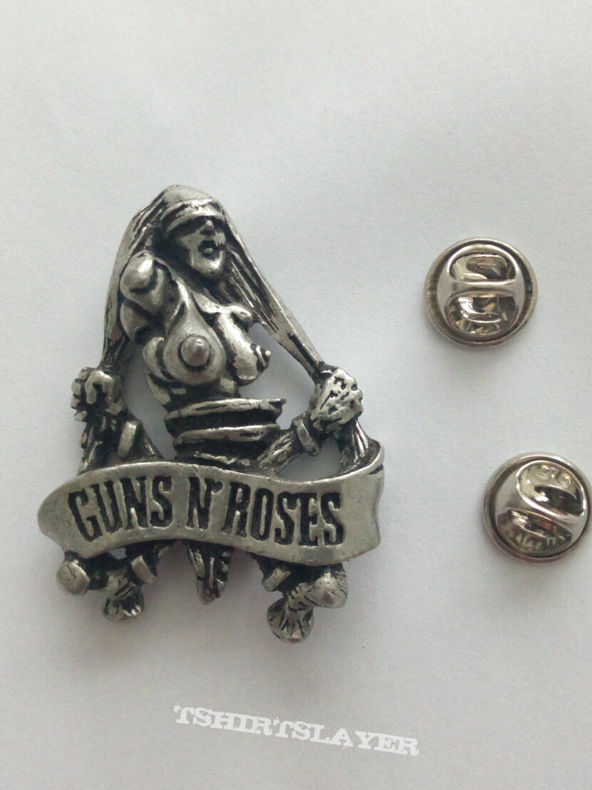 Guns N&#039; Roses official 1992 Pretty tied up pin badge speld no 33