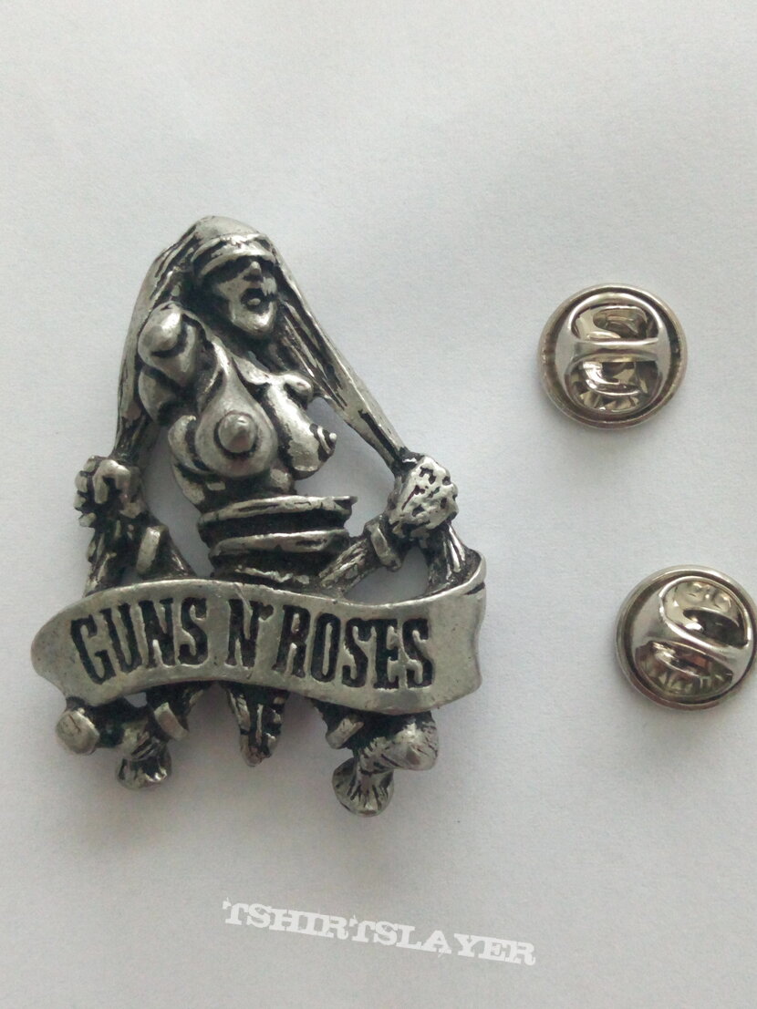 Guns N&#039; Roses official 1992 Pretty tied up pin badge speld no 33