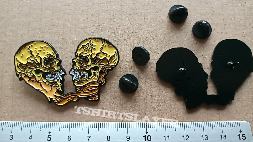 Metallica  Sad but true shaped   pin badge speld  