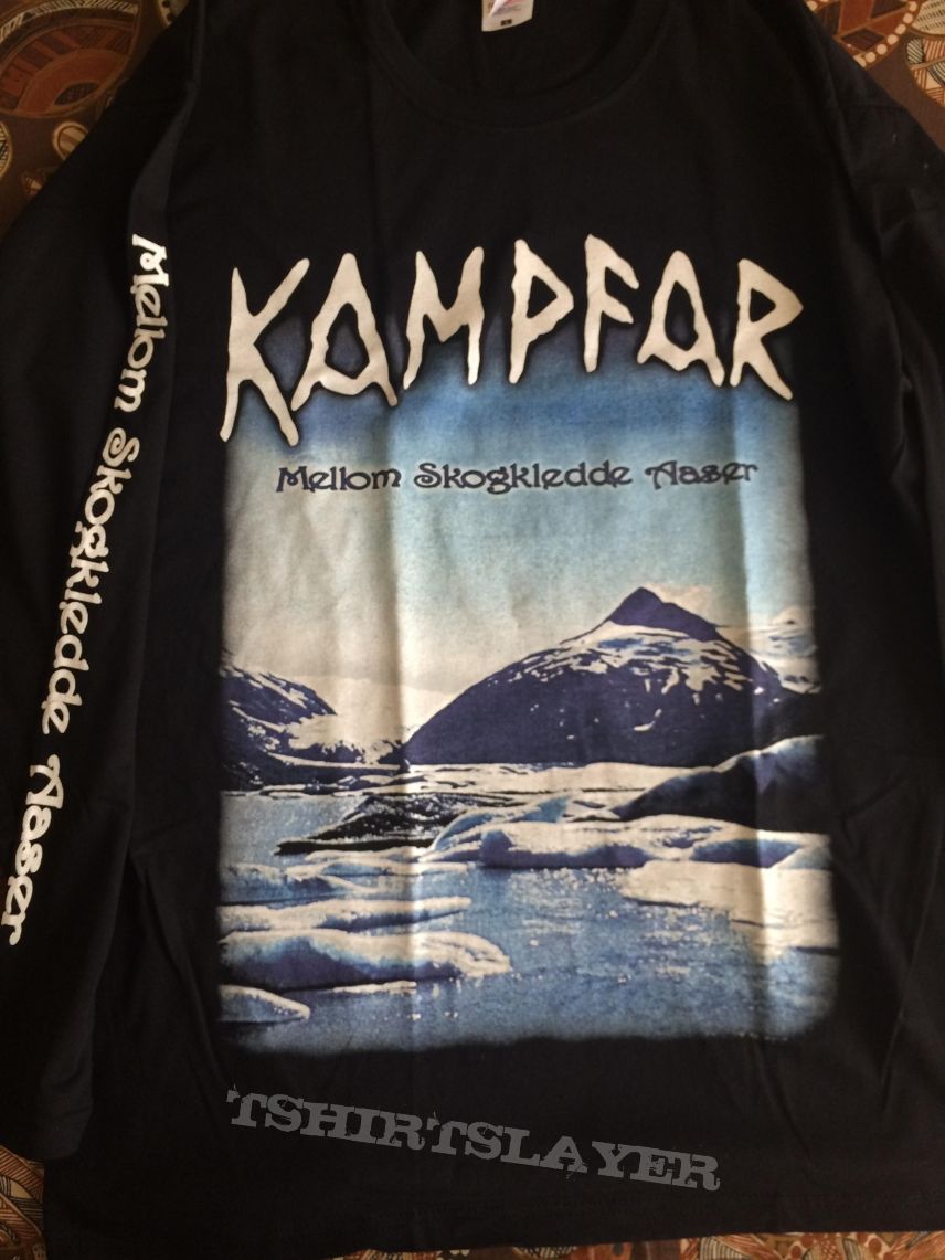 Kampfar Mellom skogkledde aaser