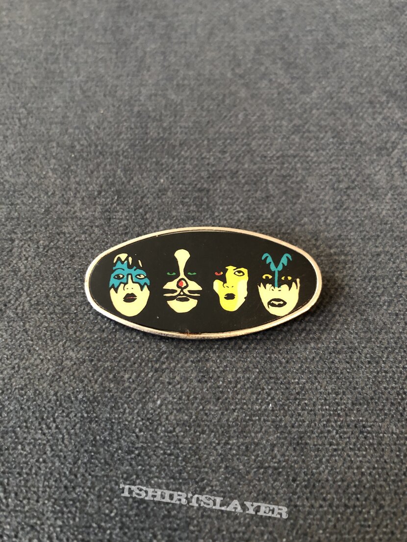 Kiss band pin