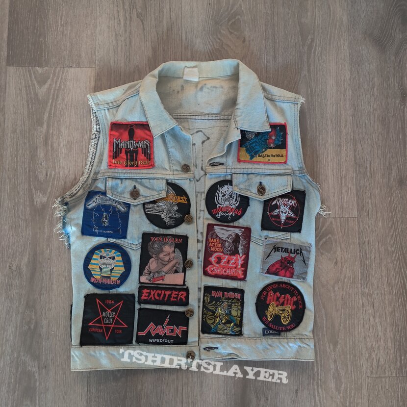 Selling battle vest with patches from Iron Maiden, Slayer, Metallica, AC/DC, Manowar and alot more bands! Selling battle vest with patches from Iron Maiden, Slayer, Metallica, AC/DC, Manowar and alot more bands!