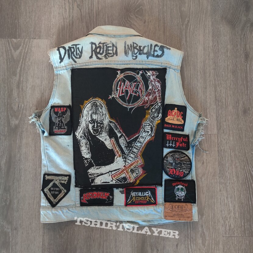 Selling battle vest with patches from Iron Maiden, Slayer, Metallica, AC/DC, Manowar and alot more bands!