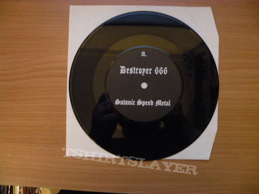 Deströyer 666- Satanic speed metal