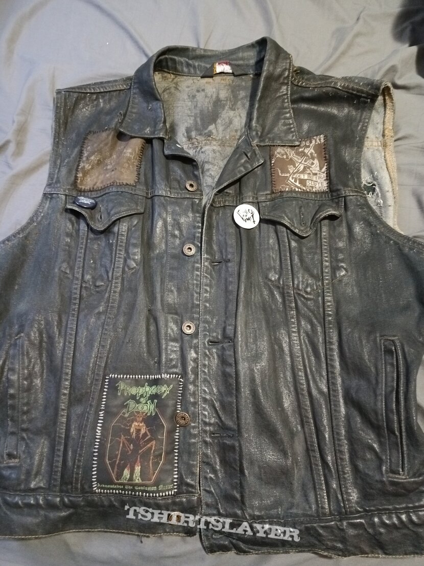 I think I'm going to replace the Exodus and Metallica patch as I feel they  don't really fit the vibe of my jacket and look out of place. Thoughts? :  r/BattleJackets