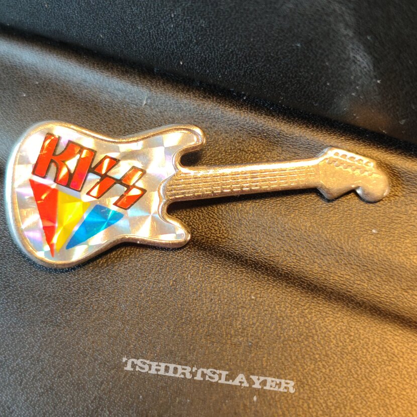 Kiss prismatic guitarshaped pin